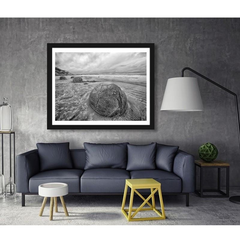 Glezna melnā rāmī - The boulder on the beach Home Trends