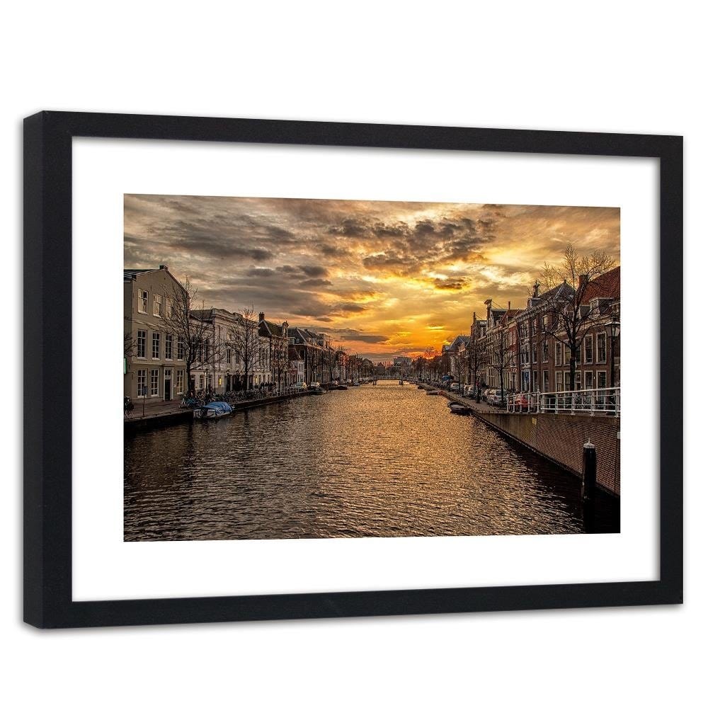 Glezna melnā rāmī - The City On The River Home Trends