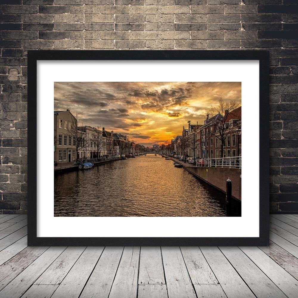 Glezna melnā rāmī - The City On The River Home Trends