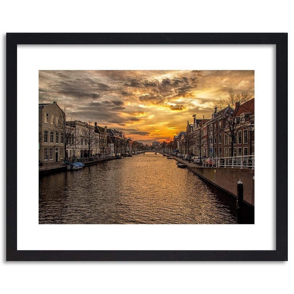 Glezna melnā rāmī - The City On The River Home Trends