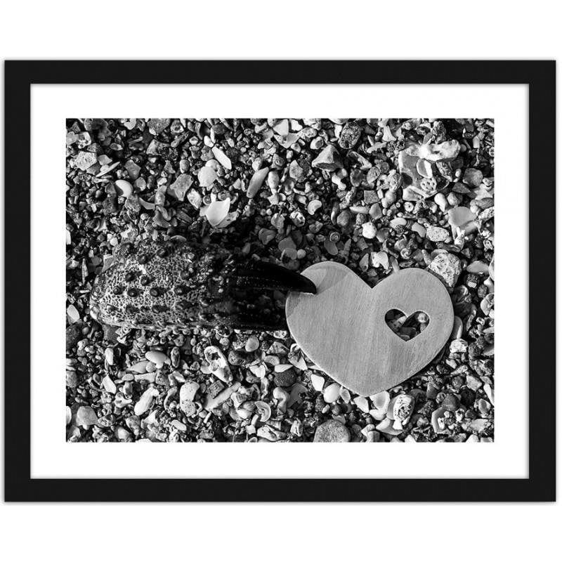 Glezna melnā rāmī - The heart against the background of shells Home Trends