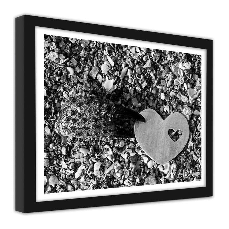 Glezna melnā rāmī - The heart against the background of shells Home Trends