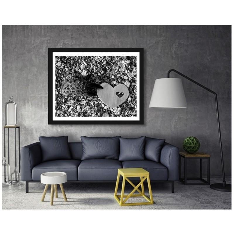 Glezna melnā rāmī - The heart against the background of shells Home Trends
