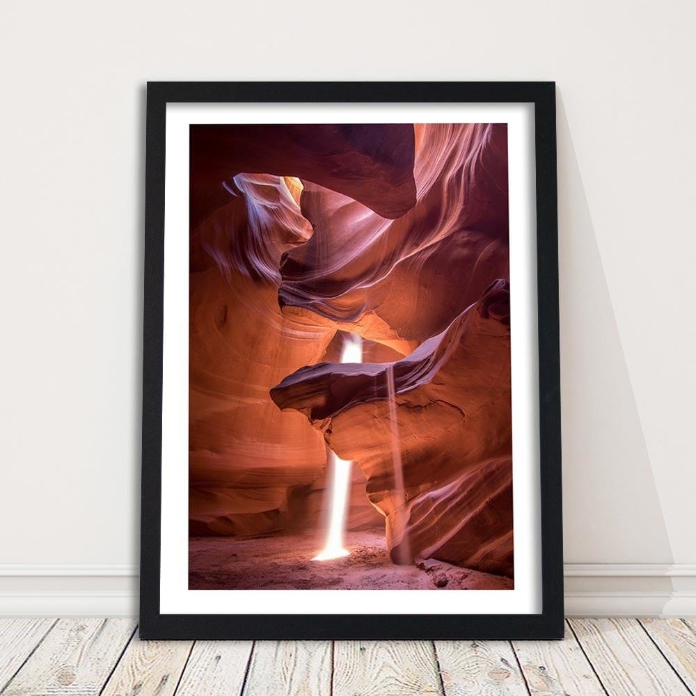 Glezna melnā rāmī - The Light In The Cave Home Trends