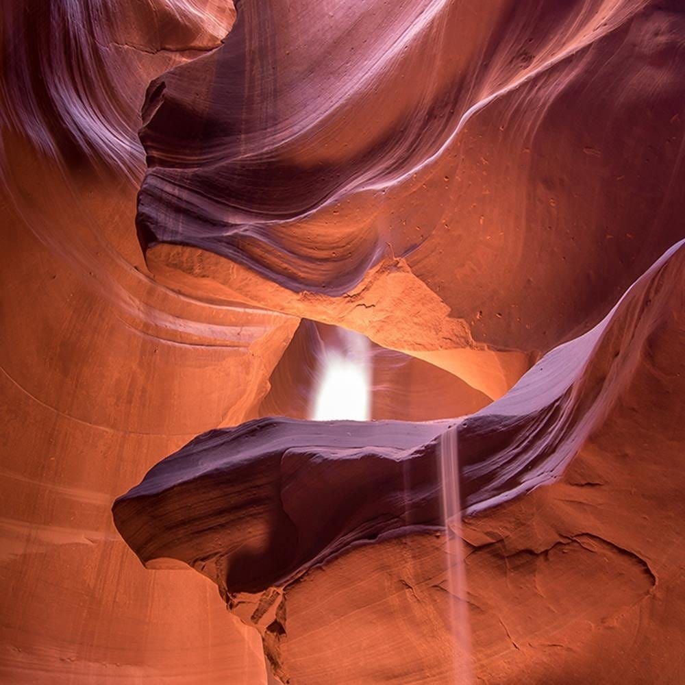 Glezna melnā rāmī - The Light In The Cave Home Trends
