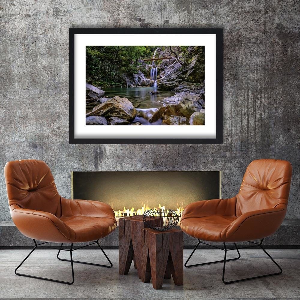 Glezna melnā rāmī - The Picturesque Waterfall Rock Home Trends