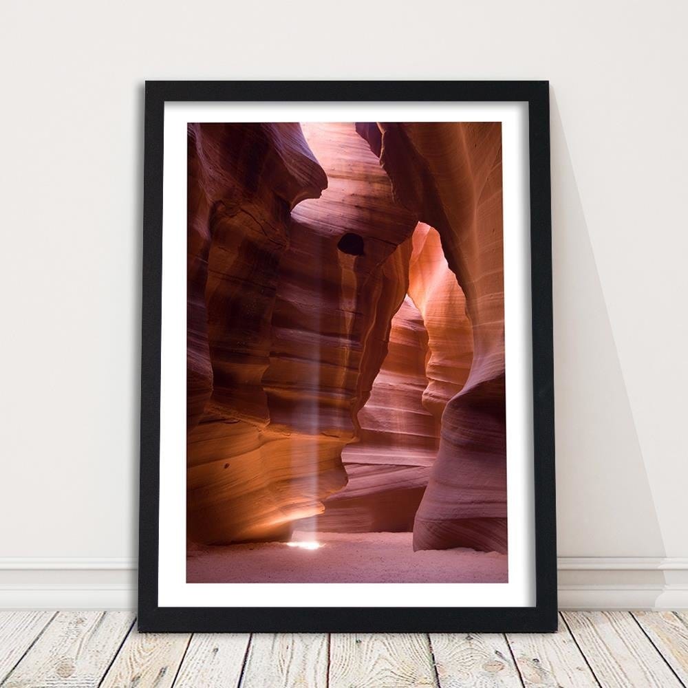 Glezna melnā rāmī - The Rays Of The Sun In The Cave Home Trends