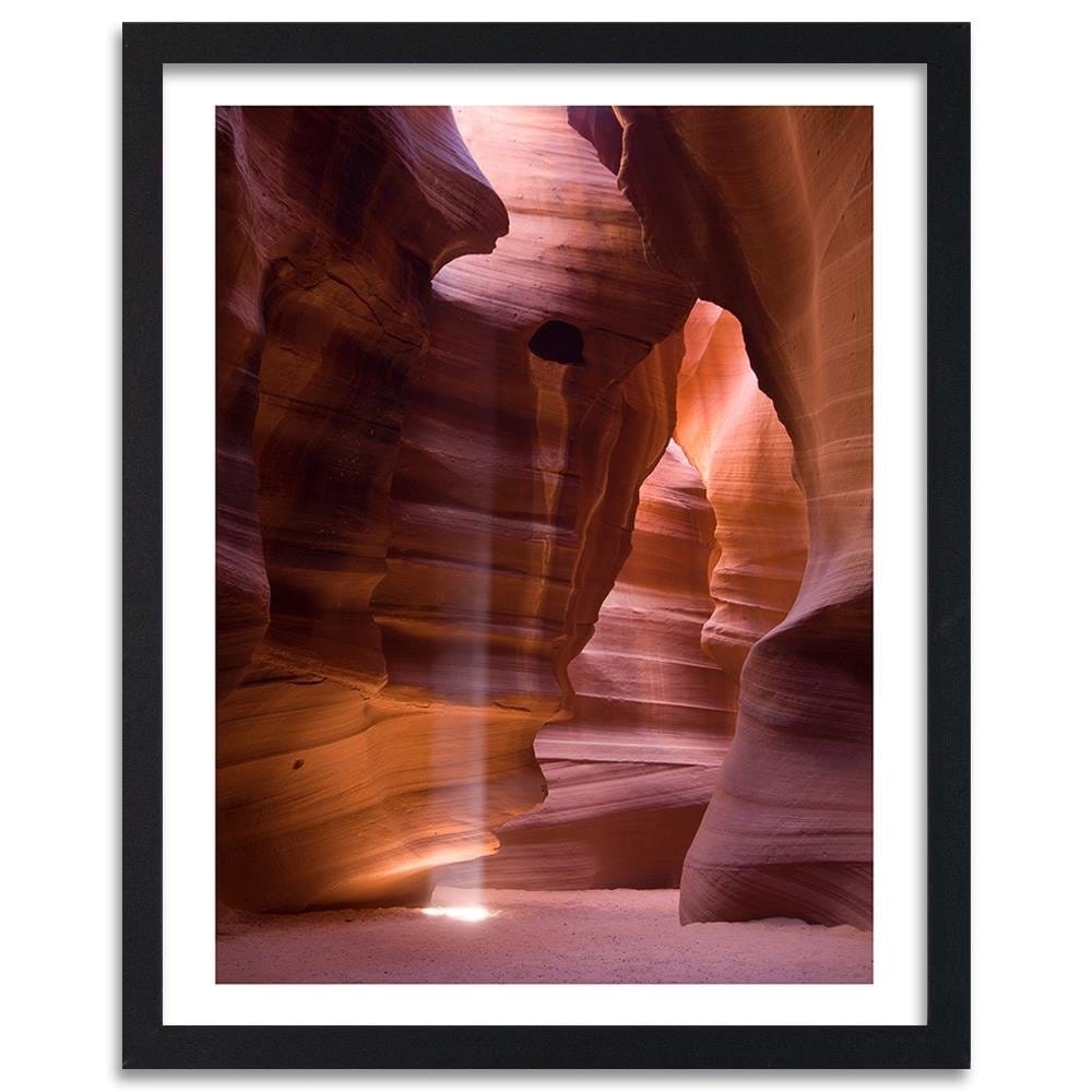 Glezna melnā rāmī - The Rays Of The Sun In The Cave Home Trends