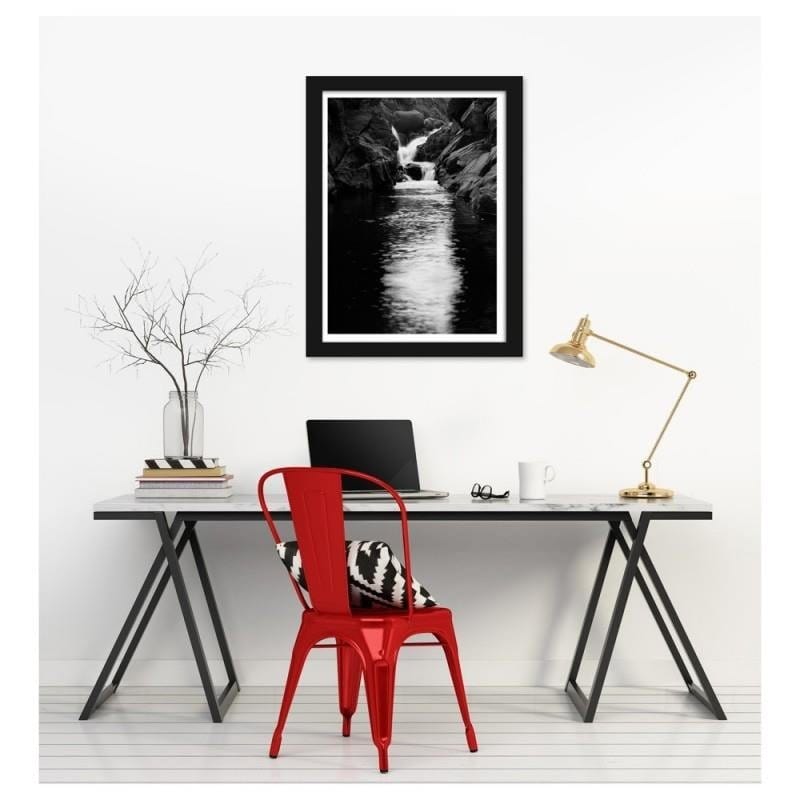 Glezna melnā rāmī - The river among the rocks Home Trends
