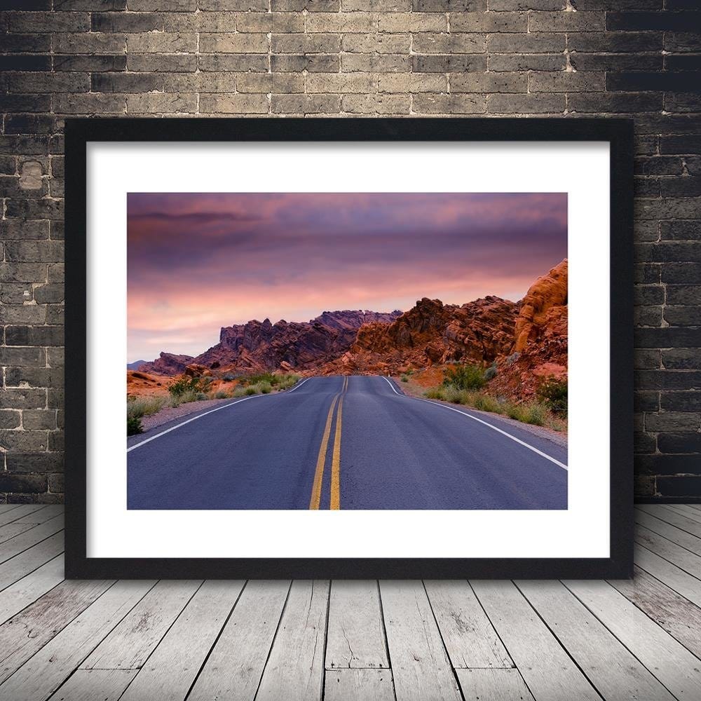 Glezna melnā rāmī - The Road In The Desert Home Trends