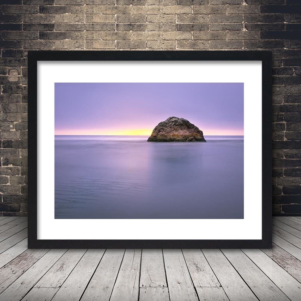 Glezna melnā rāmī - The Rock In The Middle Of The Sea Home Trends