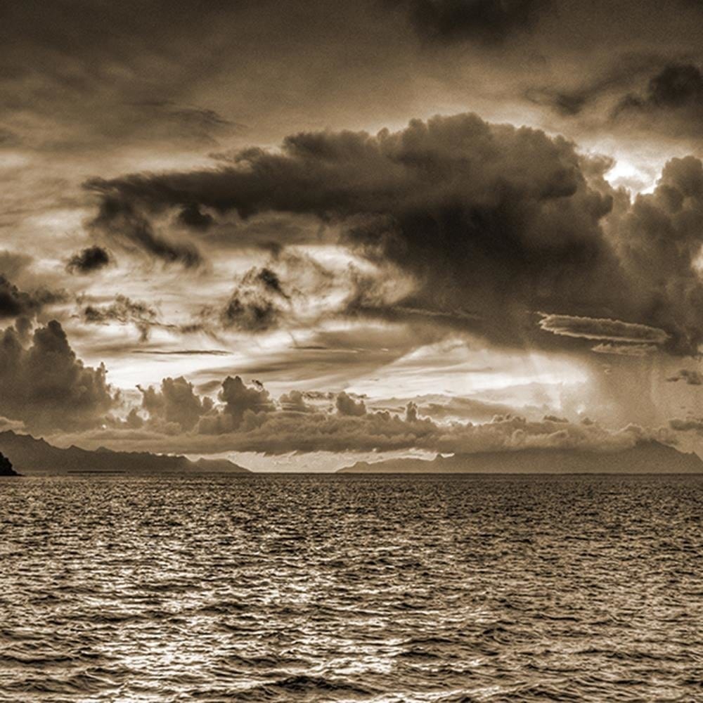 Glezna melnā rāmī - The Sky Before The Storm 1 Home Trends