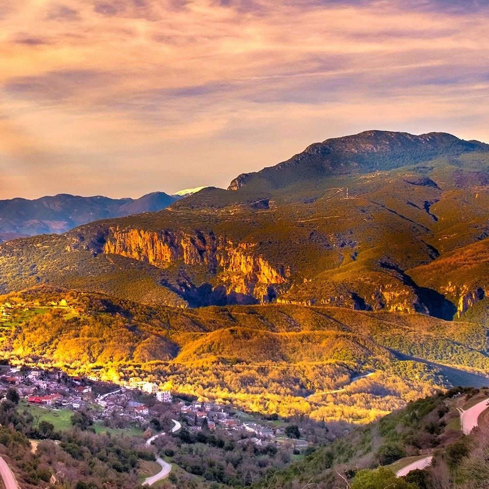 Glezna melnā rāmī - The Town In The Mountains Home Trends