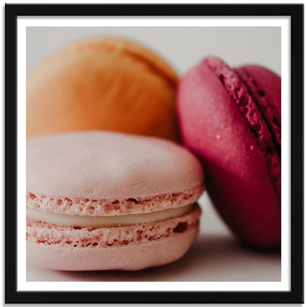 Glezna melnā rāmī - Three Colorful Macaroons Home Trends