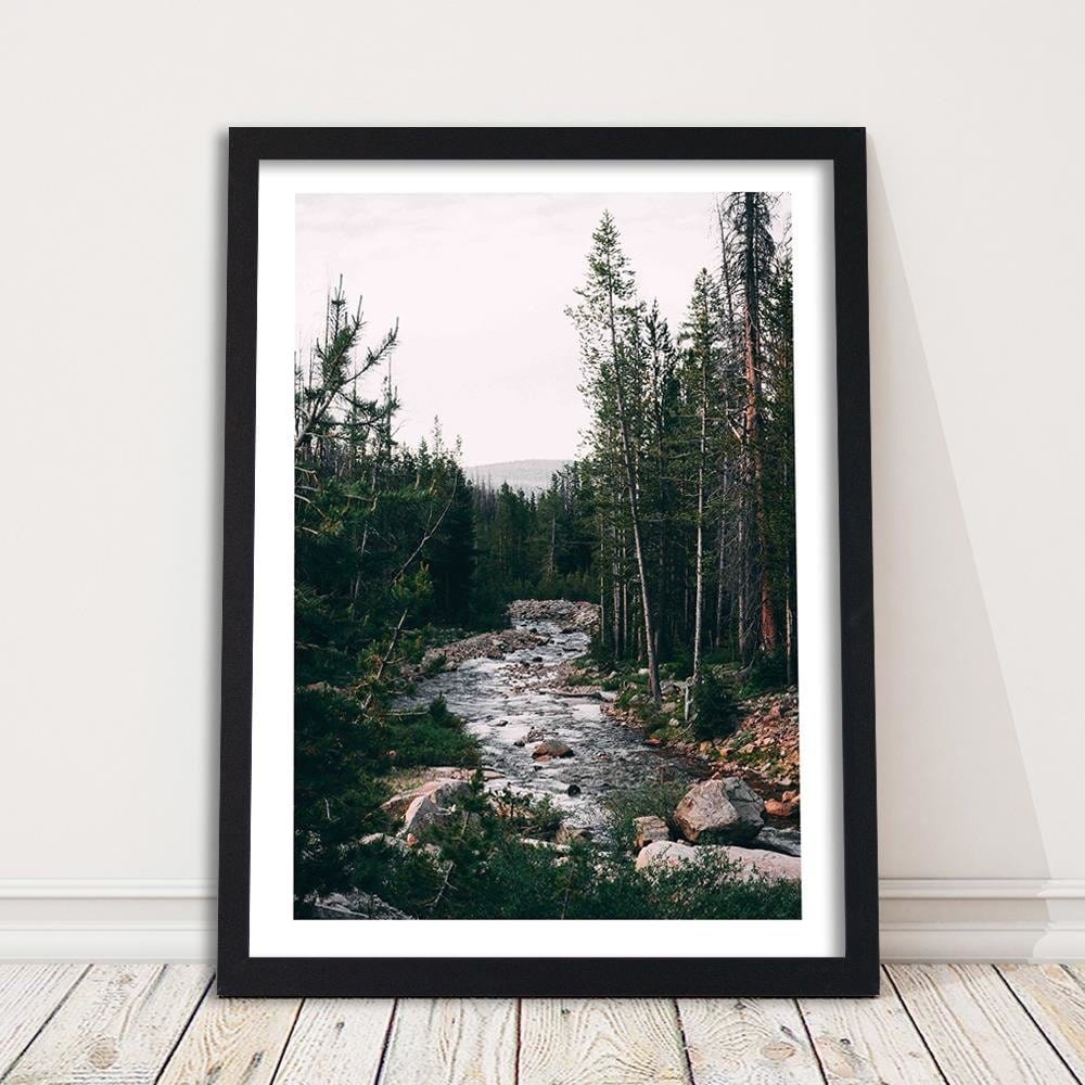 Glezna melnā rāmī - Tranquil Forest Stream Home Trends