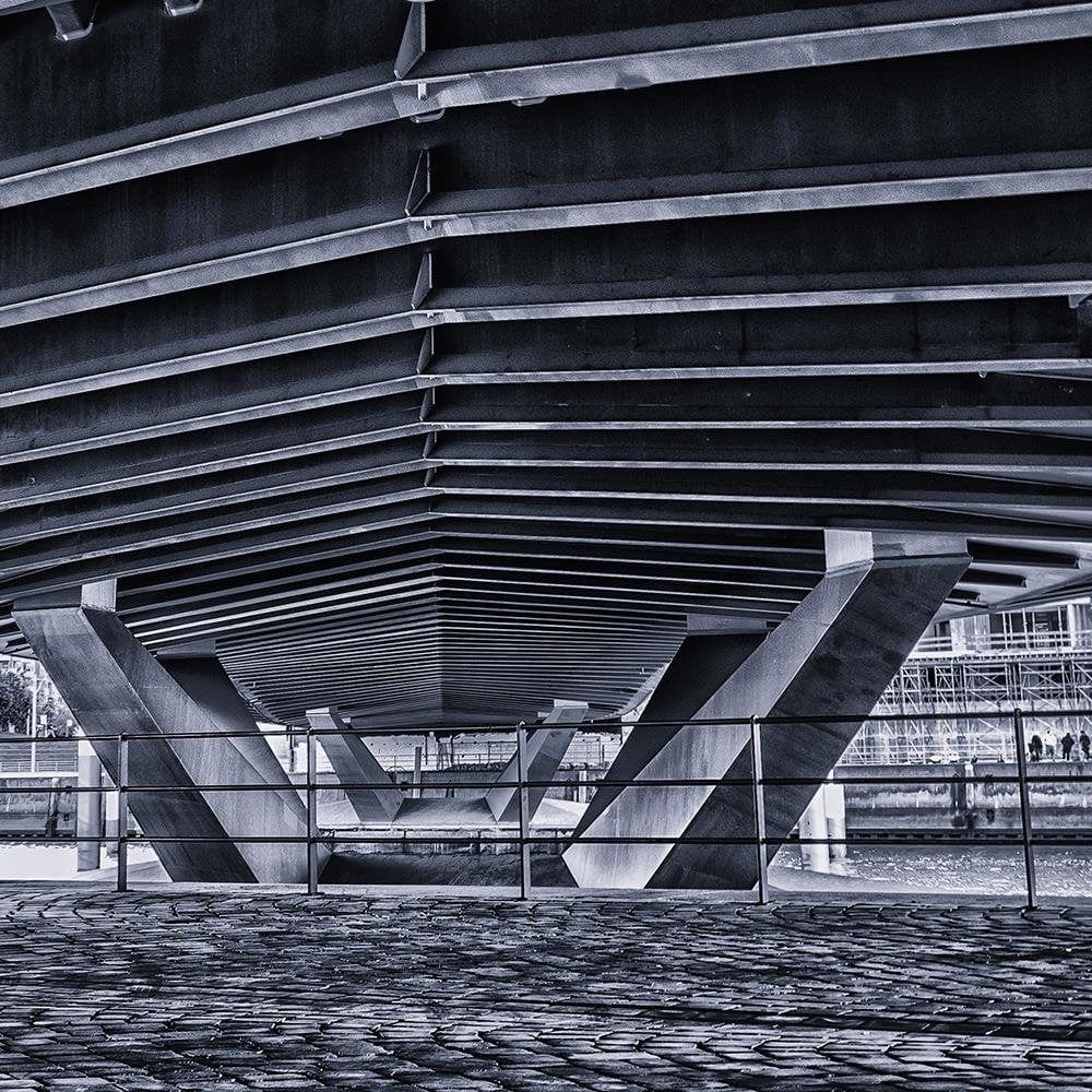 Glezna melnā rāmī - Under A Big Bridge Home Trends