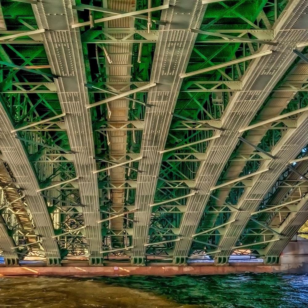 Glezna melnā rāmī - Under The Iron Bridge Home Trends
