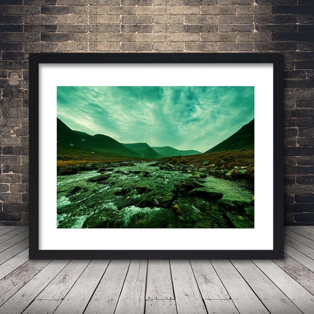 Glezna melnā rāmī - Wild River In The Green Home Trends