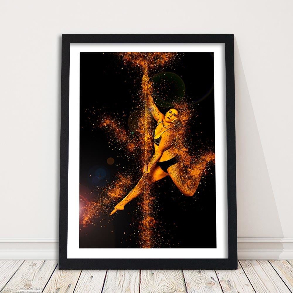 Glezna melnā rāmī - Woman Dancing On The Tube Home Trends