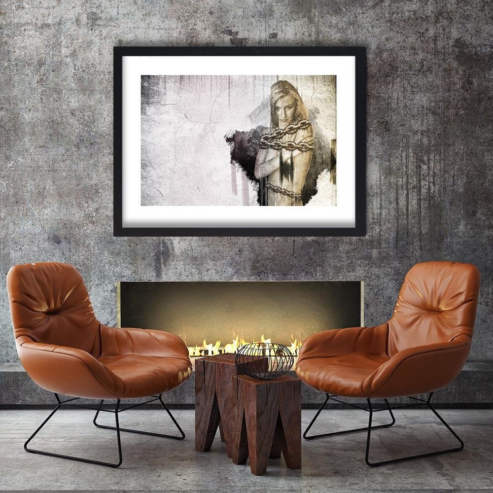 Glezna melnā rāmī - Woman With Chain Home Trends