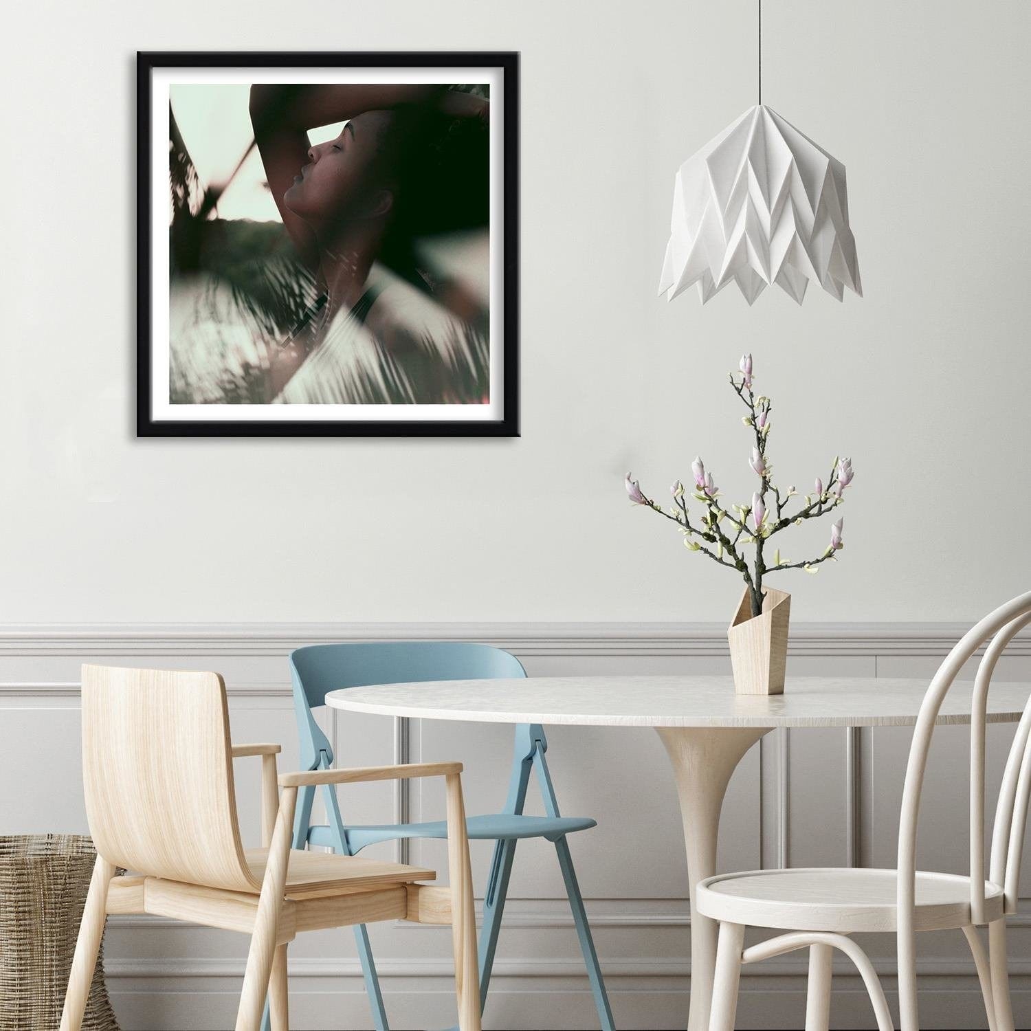 Glezna melnā rāmī - Young Woman 2 Home Trends