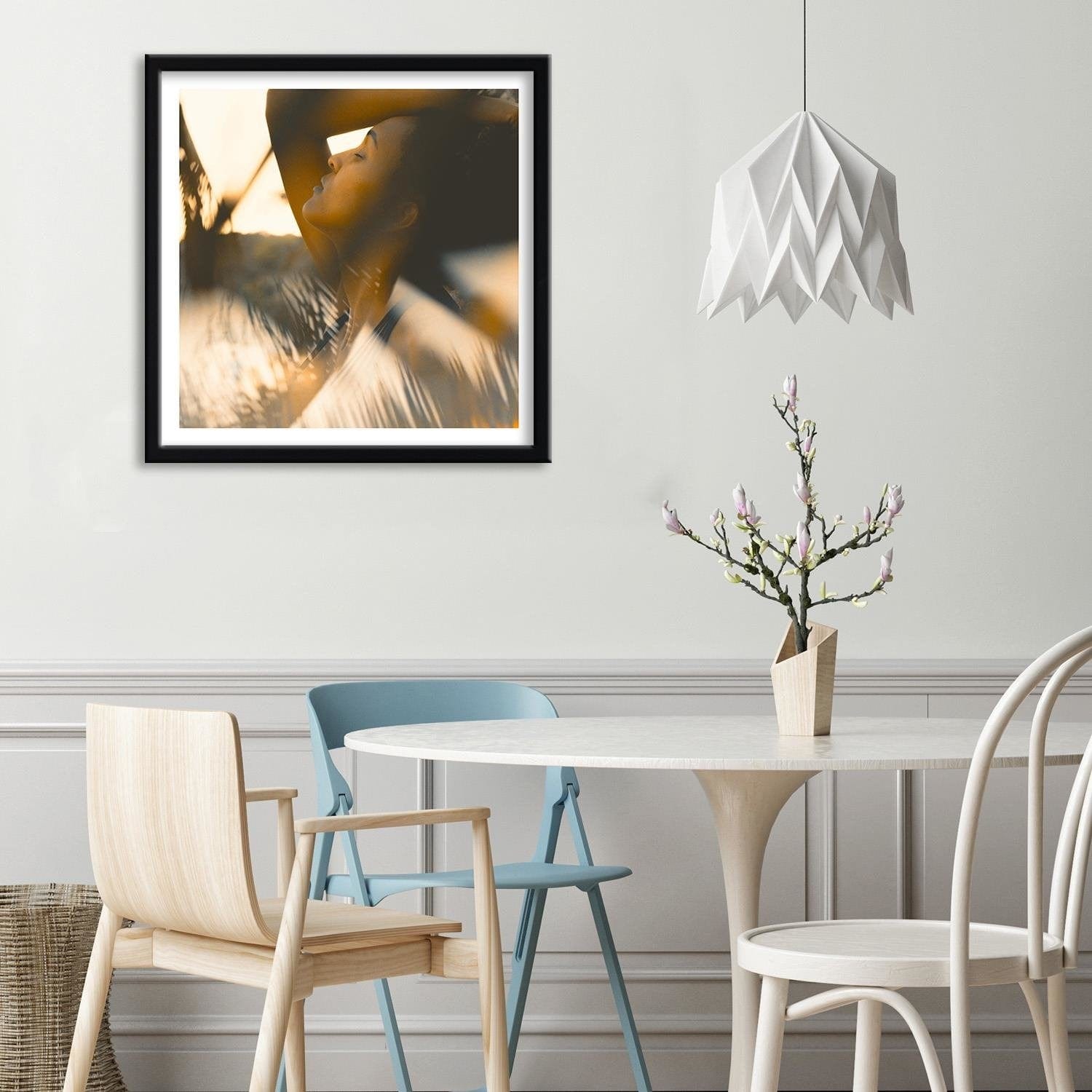 Glezna melnā rāmī - Young Woman Home Trends