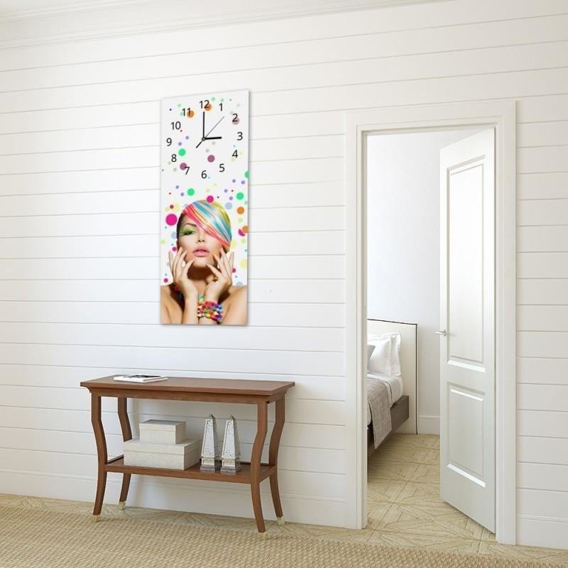 Dekoratīvais sienas pulkstenis The woman in the colours E-interjers.lv