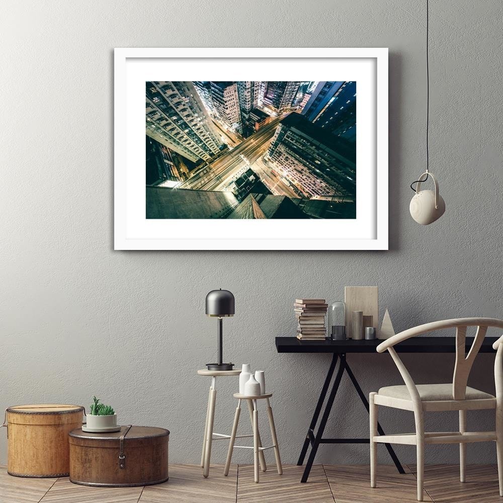 Glezna baltā rāmī - Busy Street In The Center Home Trends DECO