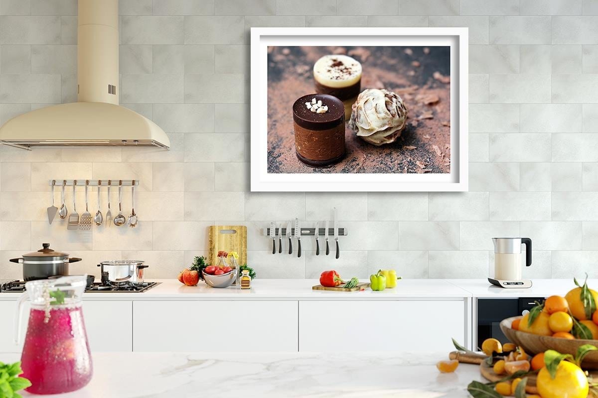 Glezna baltā rāmī - Candy Maker Home Trends DECO