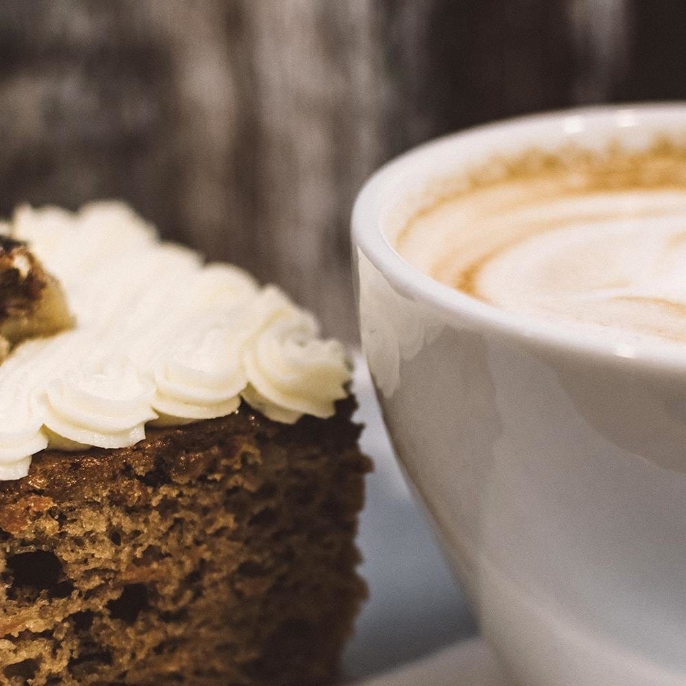 Glezna baltā rāmī - Cappuccino And A Slice Of Cake Home Trends DECO