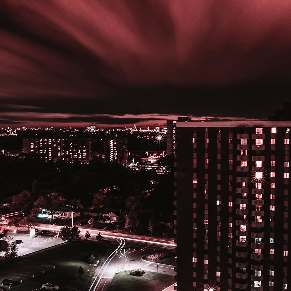 Glezna baltā rāmī - City In Red Lights  Home Trends DECO