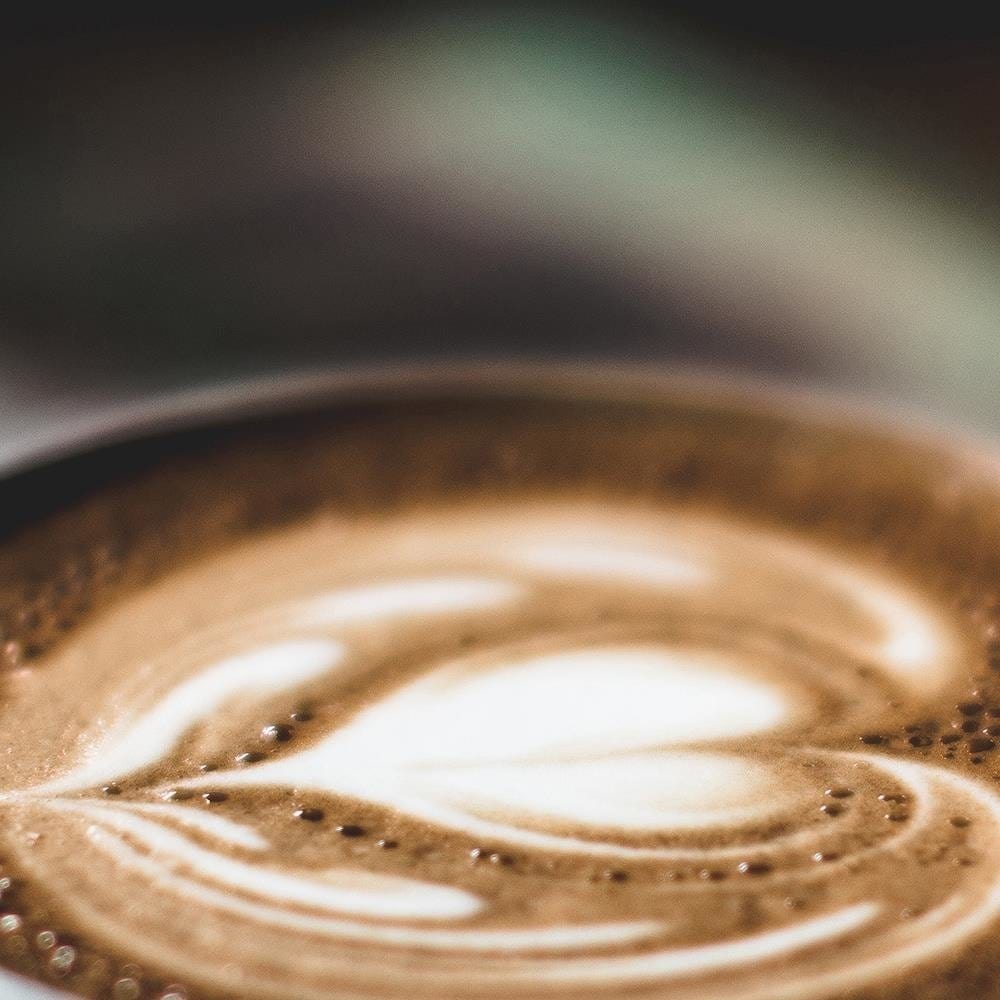 Glezna baltā rāmī - Coffee With Heart Home Trends DECO