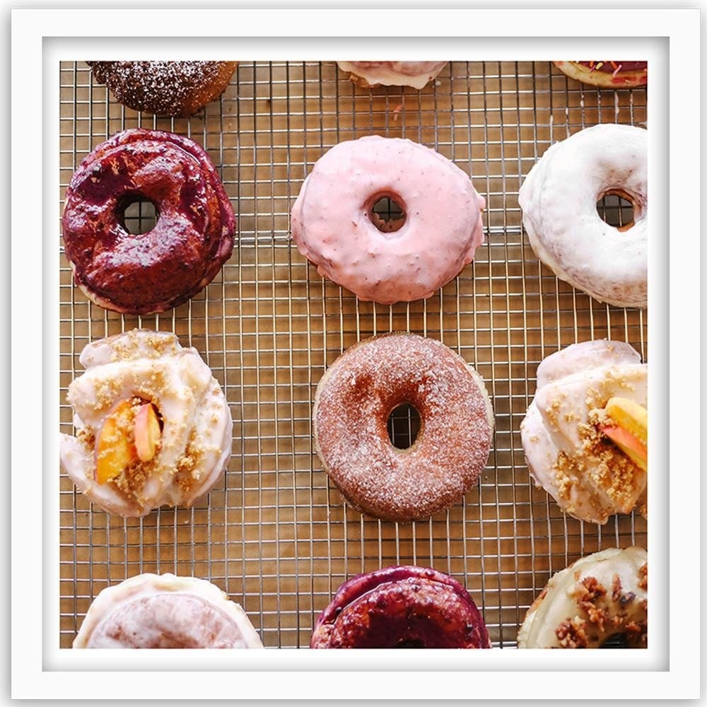 Glezna baltā rāmī - Colored Donuts Home Trends DECO