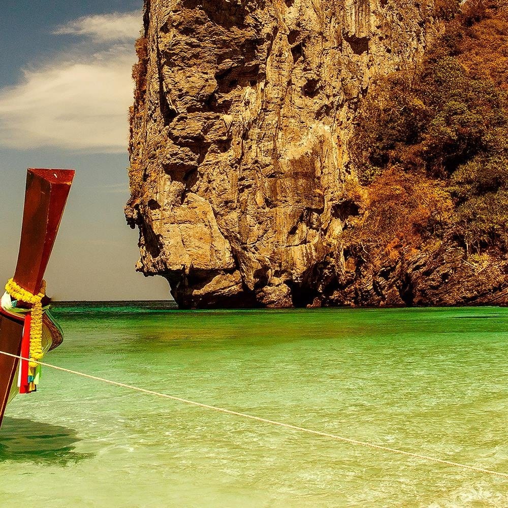 Glezna baltā rāmī - Colorful Boat On The Sea Shore Home Trends DECO