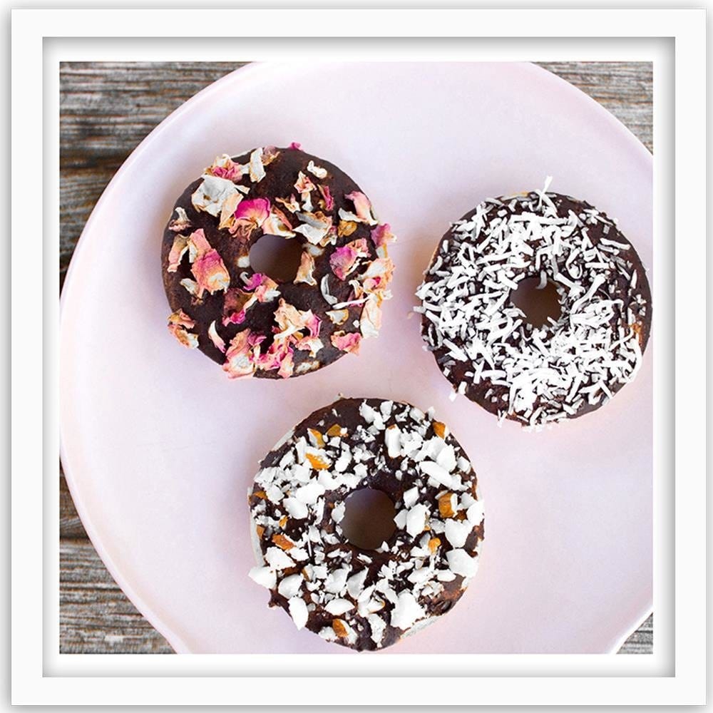 Glezna baltā rāmī - Donuts On A Plate 2 Home Trends DECO
