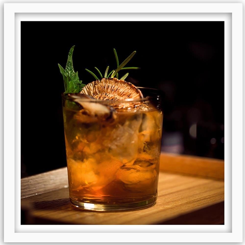 Glezna baltā rāmī - Glass Of Drink Home Trends DECO