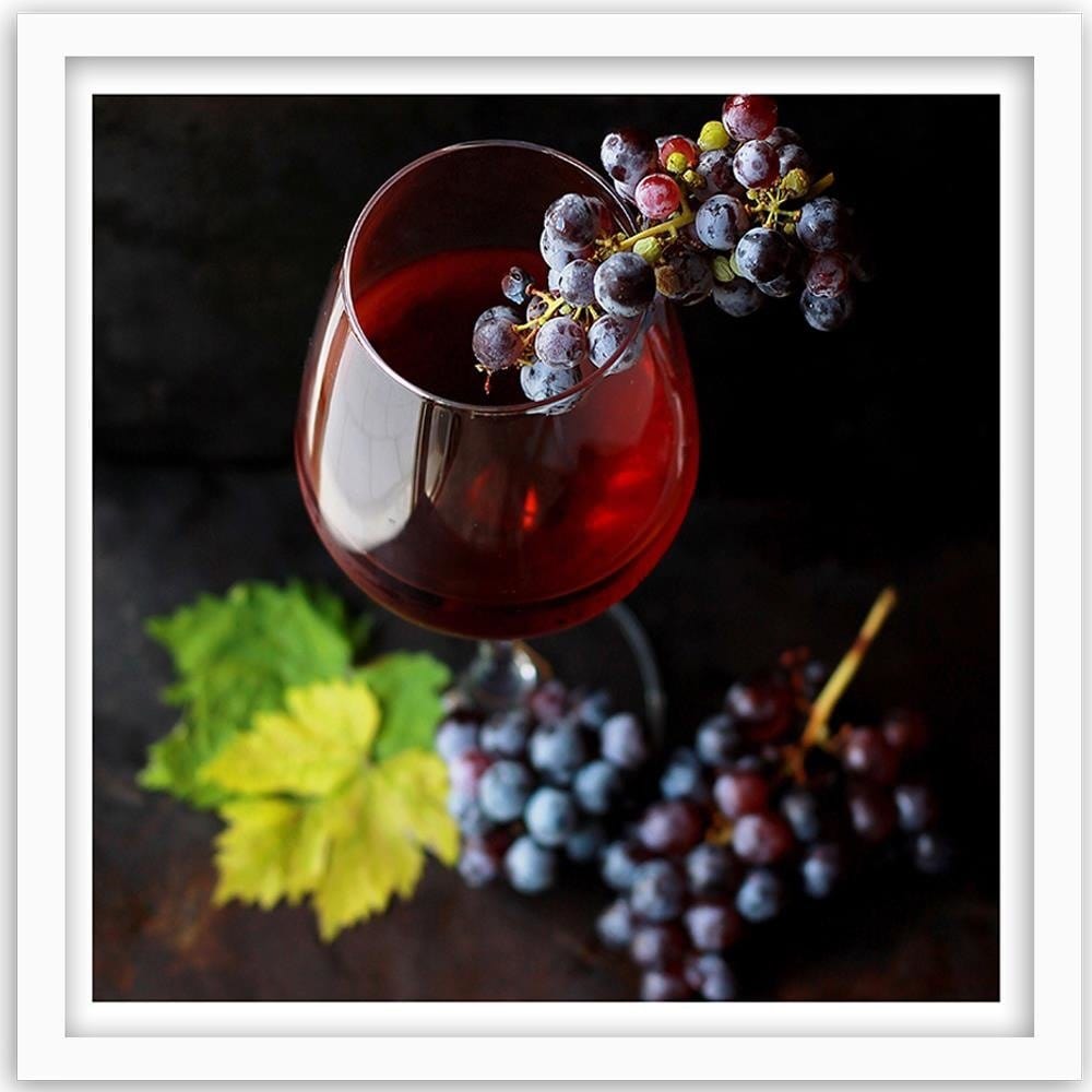 Glezna baltā rāmī - Glass Of Wine And Grapes Home Trends DECO