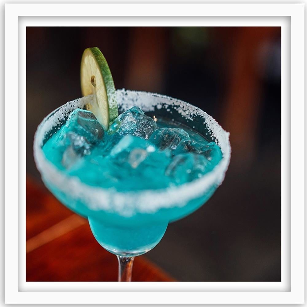 Glezna baltā rāmī - Glass With A Blue Drink Home Trends DECO