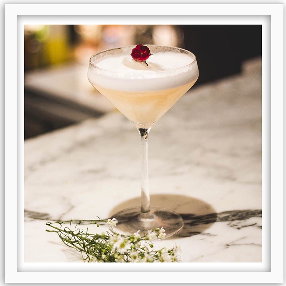 Glezna baltā rāmī - Glass With A Drink Home Trends DECO