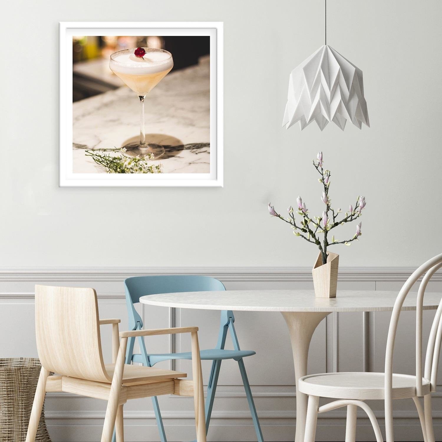 Glezna baltā rāmī - Glass With A Drink Home Trends DECO