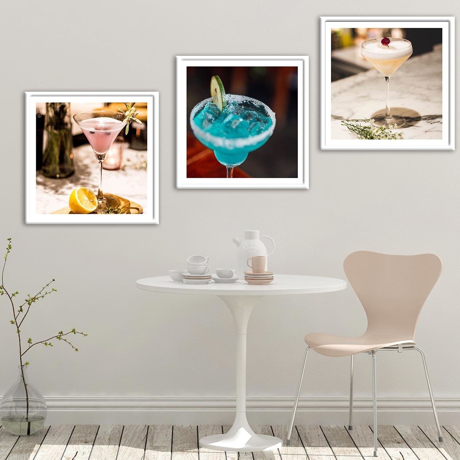 Glezna baltā rāmī - Glass With A Drink Home Trends DECO