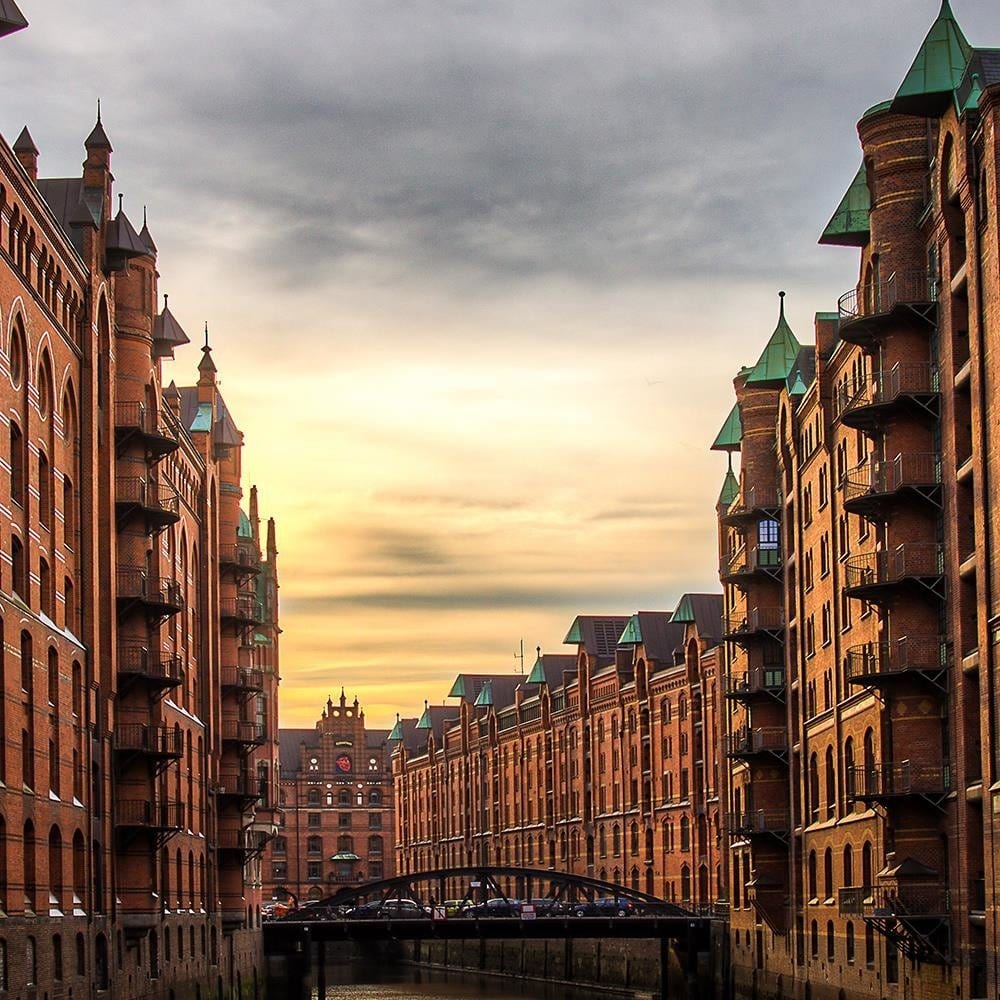 Glezna baltā rāmī - Historic Town  Home Trends DECO