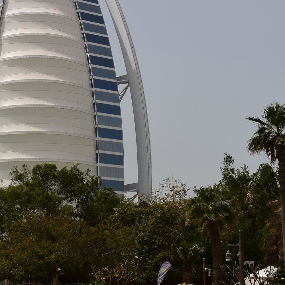 Glezna baltā rāmī - Hotel In Dubai Home Trends DECO