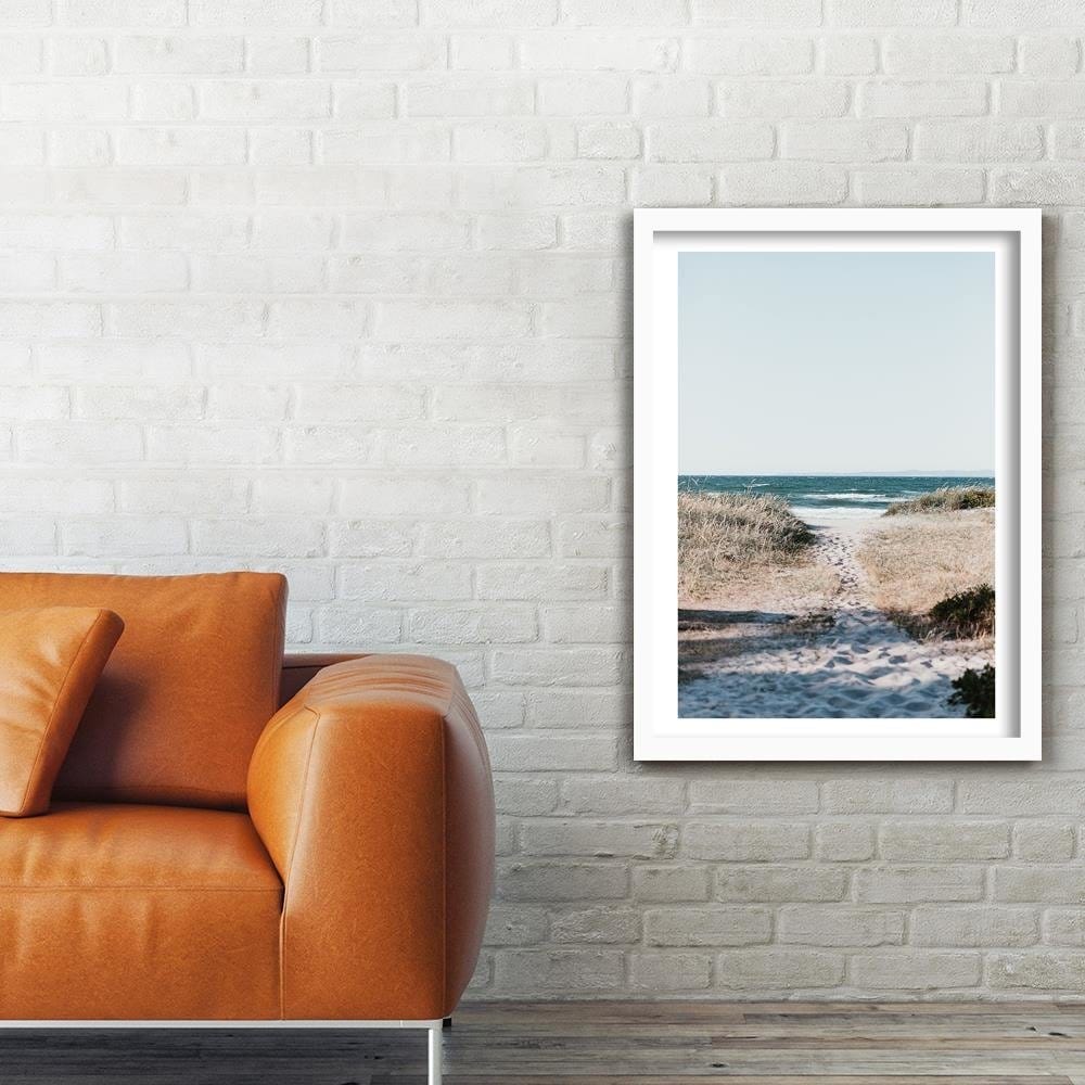 Glezna baltā rāmī - Landing On Beaches Home Trends DECO
