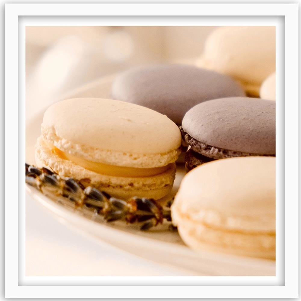 Glezna baltā rāmī - Macaroons On A Plate Home Trends DECO