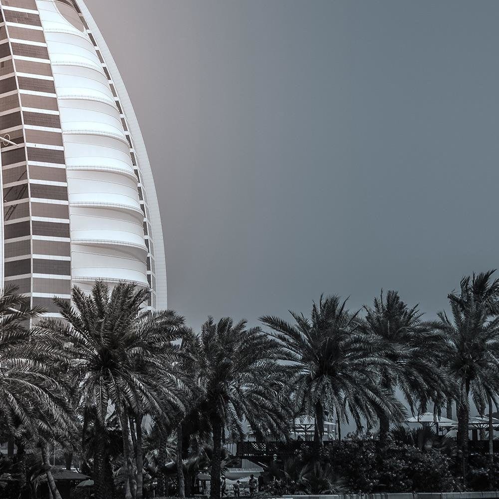 Glezna baltā rāmī - Modern Hotel In Dubai Home Trends DECO
