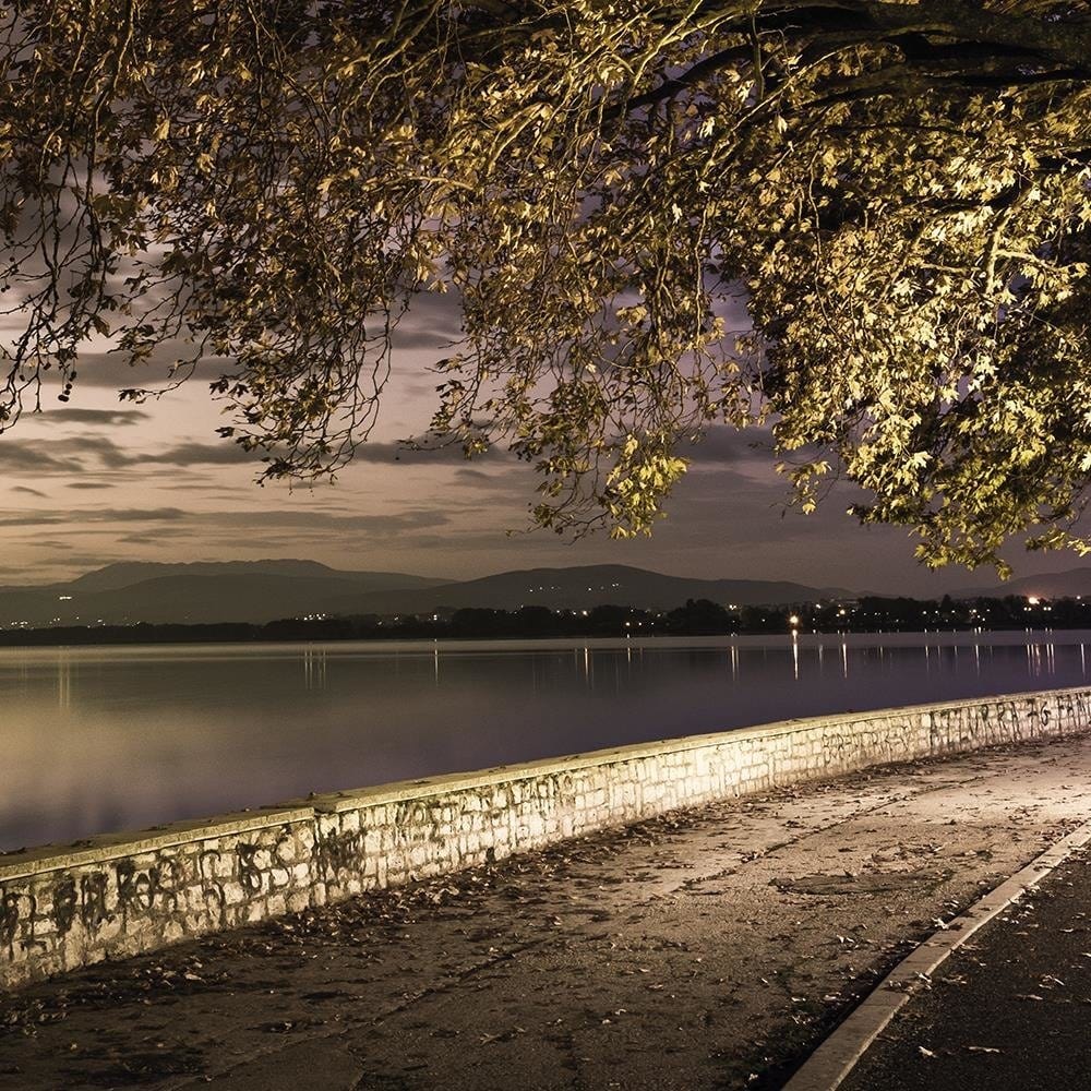 Glezna baltā rāmī - Promenade In The Evening Home Trends DECO