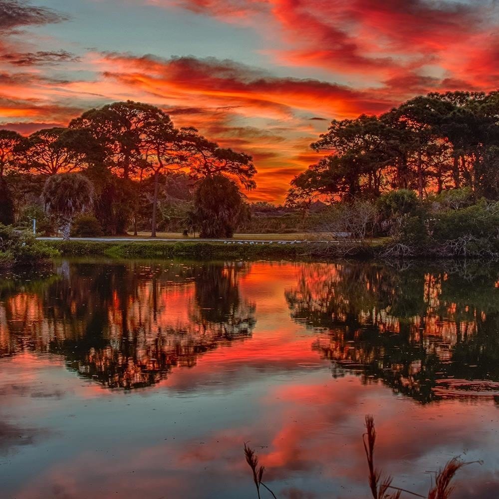 Glezna baltā rāmī - Red Clouds Over Lake Home Trends DECO