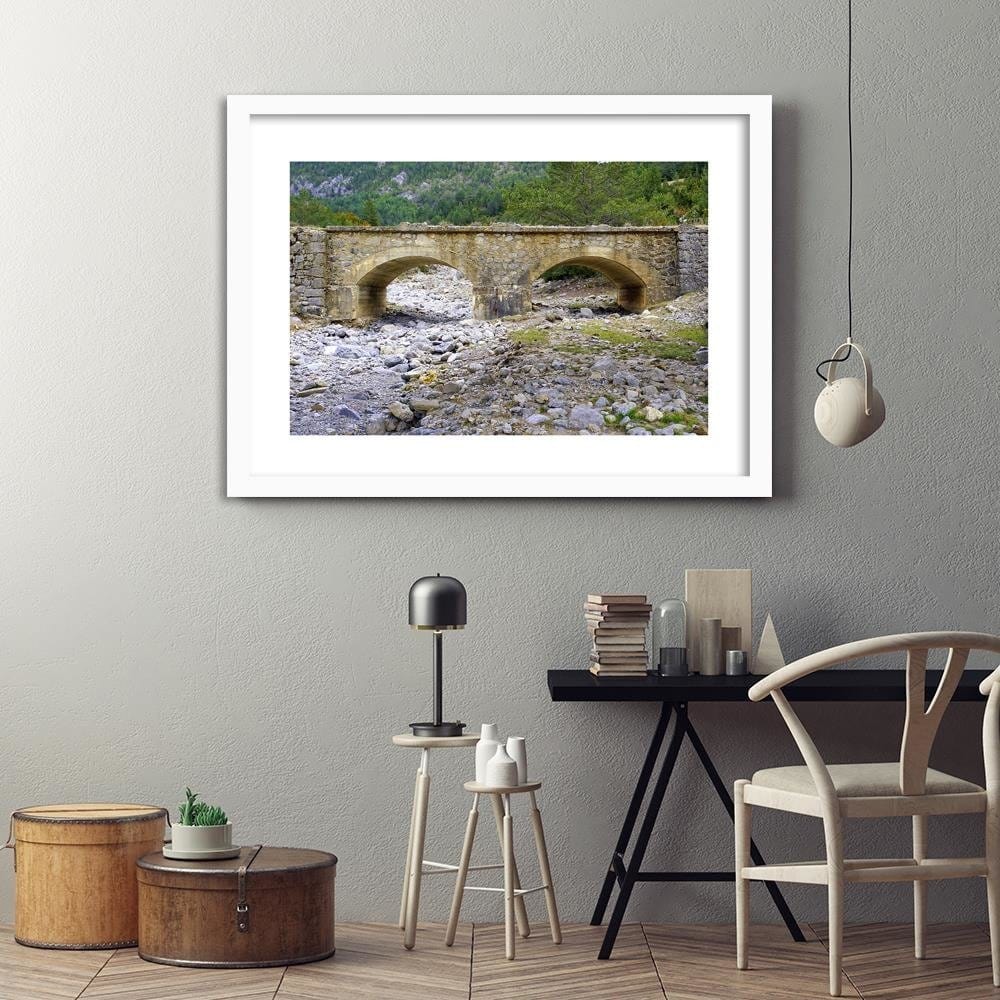 Glezna baltā rāmī - Rustic Bridge Home Trends DECO