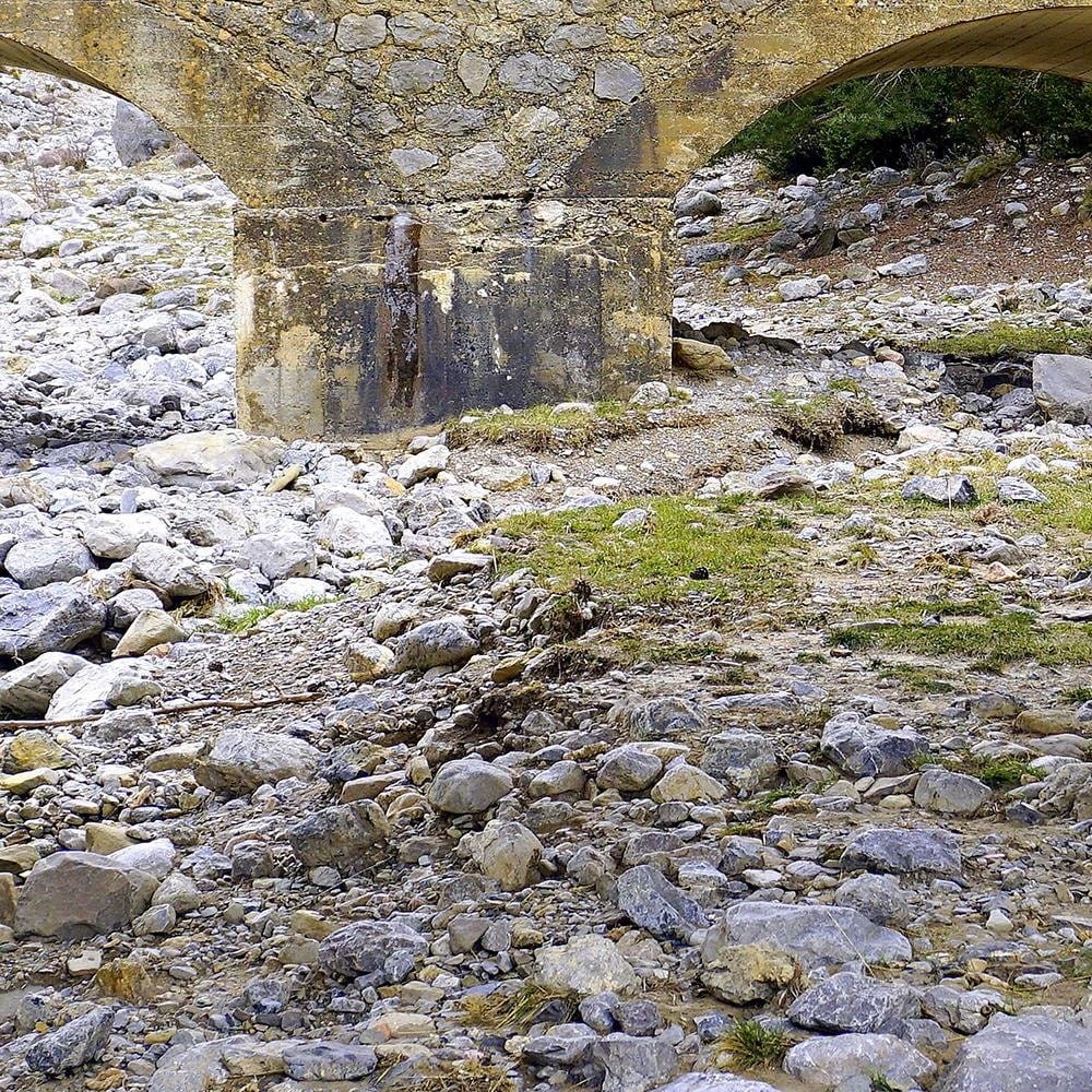 Glezna baltā rāmī - Rustic Bridge Home Trends DECO